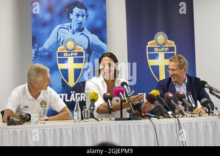 Zlatan Ibrahimovic et Erik Hamren, entraîneur-chef de la Suède, lors d'une conférence de presse à Malmö. Hamren a confirmé qu'Ibrahimovic reviendra à l'équipe nationale de football suédoise. Banque D'Images
