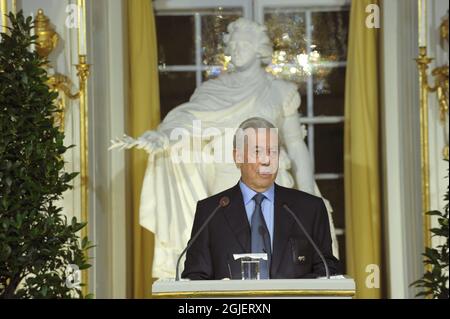 Mario Vargas Llosa tient sa conférence Nobel à l'Académie suédoise de la vieille ville de Stockholm, en Suède. Le prix Nobel de littérature 2010 est un citoyen péruvien et espagnol. Il recevra le prix Nobel vendredi. La statue derrière lui représente le roi Gustaf III, fondateur de l'académie. Banque D'Images