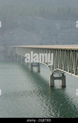 Le pont Koocanusa qui enjambe le réservoir Koocanusa est le plus long et le plus haut pont du Montana Banque D'Images