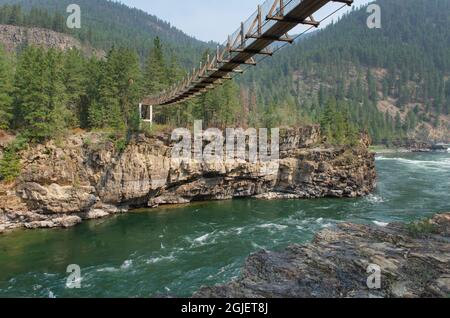 Le pont Swinging Bridge des chutes Kootenai traverse la rivière Kootenai à Kootenai Falls, dans le nord-ouest du Montana. Banque D'Images