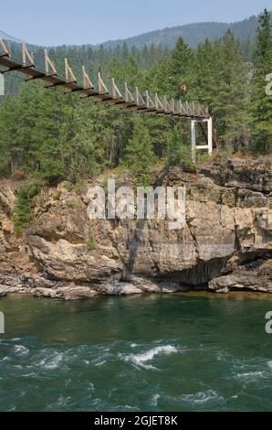 Le pont Swinging Bridge des chutes Kootenai traverse la rivière Kootenai à Kootenai Falls, dans le nord-ouest du Montana. Banque D'Images