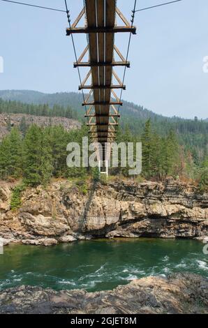 Le pont Swinging Bridge des chutes Kootenai traverse la rivière Kootenai à Kootenai Falls, dans le nord-ouest du Montana. Banque D'Images