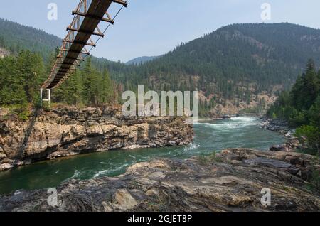 Le pont Swinging Bridge des chutes Kootenai traverse la rivière Kootenai à Kootenai Falls, dans le nord-ouest du Montana. Banque D'Images