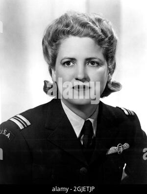 Portrait de la pionnière de l'aviation américaine Jacqueline Cochran (1906-1980) dans Air transport Auxiliary Uniform, 1942. Banque D'Images