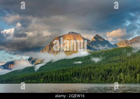 Feu de fin d'après-midi sur Rainbow Peak au lac Bowman dans le parc national Glacier, Montana, États-Unis Banque D'Images