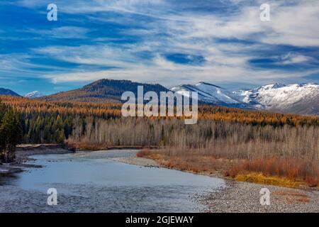 La North Fork Flathead River en automne dans le parc national de Glacier, Montana, États-Unis Banque D'Images