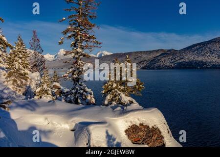 Rocky point au-dessus du lac McDonald en hiver dans le parc national Glacier, Montana, États-Unis Banque D'Images