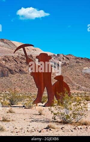 USA, Nevada, Rhyolite, prospecteur avec Piraxe, sculpture en métal rouillé Banque D'Images