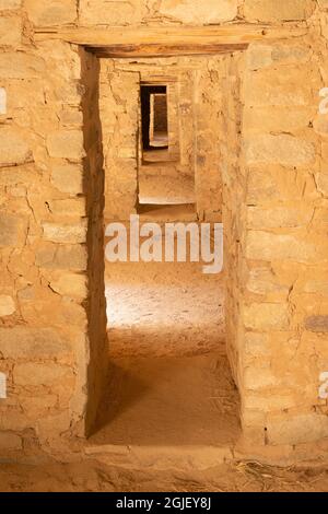 États-Unis, Nouveau-Mexique. Monument national Aztec Ruins, lumière du soleil illumine les chambres et plusieurs portes avec maçonnerie en pierre à la ruine de l'Ouest. Banque D'Images