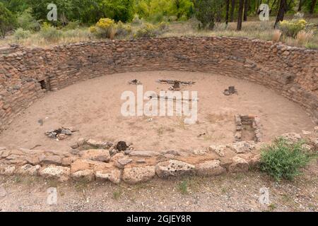 États-Unis, Nouveau-Mexique. Bandelier National Monument, vestiges de Big Kiva, une salle utilisée pour les réunions, construit par les anciens Pueblo dans le canyon de Frijoles. Banque D'Images