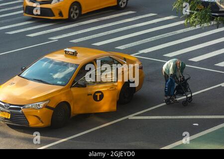 Une femme âgée quitte un taxi à Chelsea, à New York, le mardi 29 juin 2021. (© Richard B. Levine) Banque D'Images