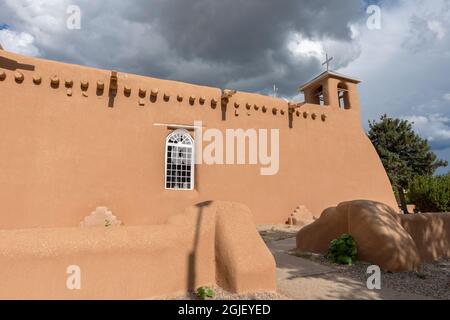 États-Unis, Nouveau-Mexique, Taos. L'église de San Francisco de Asis à la mission Ranchos de Taos est un exemple de l'architecture coloniale espagnole de la fin des années 1700. Banque D'Images