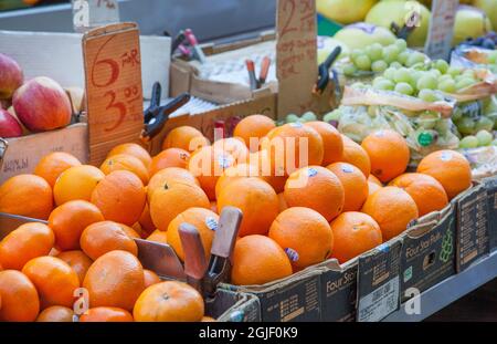 Manhattan, New York. Kiosque à fruits et légumes ou marché de rue à l'angle de la rue animée de New York City. Banque D'Images