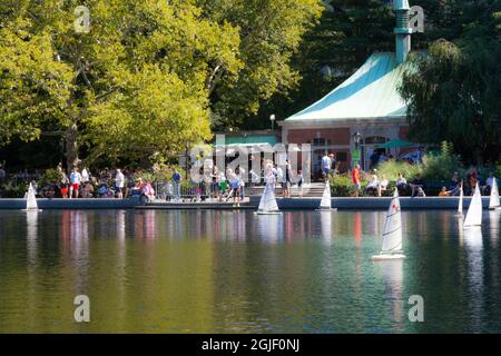 Bassin central Park avec voiliers à Manhattan, New York. Banque D'Images