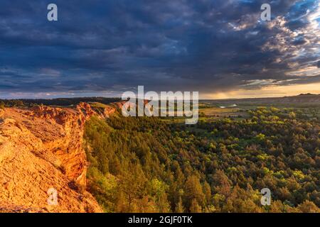 Lumière spectaculaire sur les falaises au-dessus de la rivière Little Missouri dans les prairies nationales de Little Missouri, Dakota du Nord, États-Unis. Banque D'Images