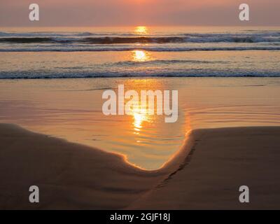 Oregon, Cannon Beach. Océan au coucher du soleil Banque D'Images