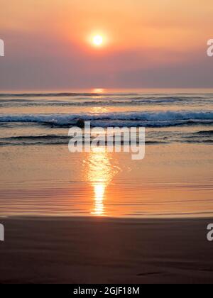 Oregon, Cannon Beach. Océan au coucher du soleil Banque D'Images
