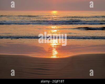 Oregon, Cannon Beach. Océan au coucher du soleil Banque D'Images