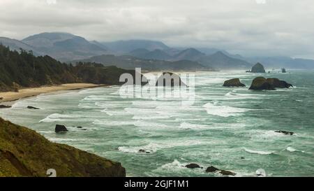 États-Unis, Oregon. Les vagues de tempête roulent sur la plage le long de la côte du Pacifique. Banque D'Images