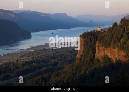 Vista House et Crown point depuis Chanticleer point, début septembre, au coucher du soleil. Banque D'Images