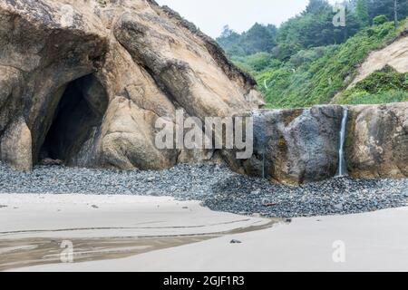 États-Unis, Oregon. Hug point State Park, cascade de plage. Banque D'Images