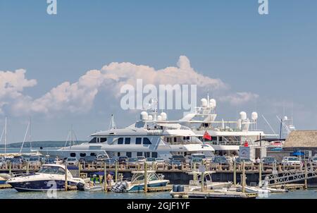 Bateaux et yachts à Sag Harbor's long Wharf, Sag Harbor, NY Banque D'Images