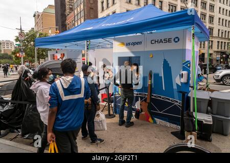 Les fans de tennis affluent à Union Square à New York le dimanche 5 septembre 2021 pour participer à un JP Morgan Chase-U.S. Activation de la marque ouverte. Les fans ont pu prendre leurs photos avec divers trophées de l'US Open. (© Richard B. Levine) Banque D'Images