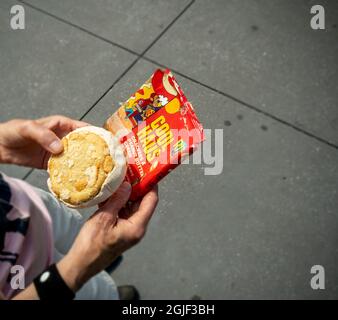 Les amateurs de glaces se rassemblent dans la collaboration du Ritz X Coolhaus à Union Square le lundi 6 septembre 2021 pour un sandwich de glace « craquelins et beurre de cacahuète » gratuit avec des craquelins Ritz cuits dans le cookie.(© Richard B. Levine) Banque D'Images