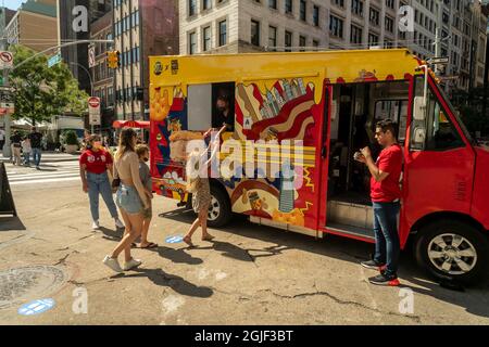 Les amateurs de glaces se rassemblent dans la collaboration du Ritz X Coolhaus à Union Square le lundi 6 septembre 2021 pour un sandwich de glace « craquelins et beurre de cacahuète » gratuit avec des craquelins Ritz cuits dans le cookie.(© Richard B. Levine) Banque D'Images