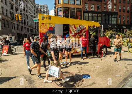 Les amateurs de glaces se rassemblent dans la collaboration du Ritz X Coolhaus à Union Square le lundi 6 septembre 2021 pour un sandwich de glace « craquelins et beurre de cacahuète » gratuit avec des craquelins Ritz cuits dans le cookie.(© Richard B. Levine) Banque D'Images