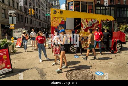 Les amateurs de glaces se rassemblent dans la collaboration du Ritz X Coolhaus à Union Square le lundi 6 septembre 2021 pour un sandwich de glace « craquelins et beurre de cacahuète » gratuit avec des craquelins Ritz cuits dans le cookie.(© Richard B. Levine) Banque D'Images