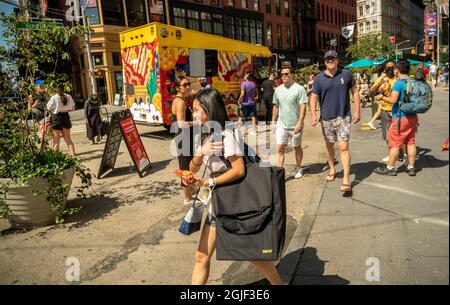Les amateurs de glaces se rassemblent dans la collaboration du Ritz X Coolhaus à Union Square le lundi 6 septembre 2021 pour un sandwich de glace « craquelins et beurre de cacahuète » gratuit avec des craquelins Ritz cuits dans le cookie.(© Richard B. Levine) Banque D'Images
