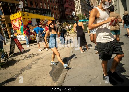Les amateurs de glaces se rassemblent dans la collaboration du Ritz X Coolhaus à Union Square le lundi 6 septembre 2021 pour un sandwich de glace « craquelins et beurre de cacahuète » gratuit avec des craquelins Ritz cuits dans le cookie.(© Richard B. Levine) Banque D'Images