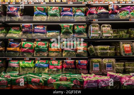 Paquets de salades vertes dans un supermarché à New York le vendredi 3 septembre 2021. (© Richard B. Levine) Banque D'Images
