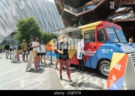 Les visiteurs de Hudson yards le mercredi 8 septembre 2021 font la queue pour la glace gratuite à une activation de marque pour le réamorçage de la télévision ABC d'origine 1988 ÒThe Wonder YearsÓ. Le spectacle de l'âge à venir a lieu dans le 1960Õs et vu à travers le point de vue d'un 12 ans. Le spectacle est diffusé le 22 septembre. (© Richard B. Levine) Banque D'Images