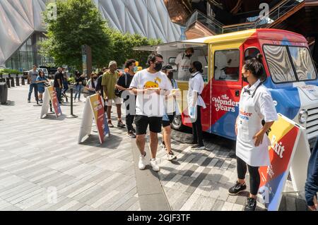 Les visiteurs de Hudson yards le mercredi 8 septembre 2021 font la queue pour la glace gratuite à une activation de marque pour le réamorçage de la télévision ABC d'origine 1988 ÒThe Wonder YearsÓ. Le spectacle de l'âge à venir a lieu dans le 1960Õs et vu à travers le point de vue d'un 12 ans. Le spectacle est diffusé le 22 septembre. (© Richard B. Levine) Banque D'Images