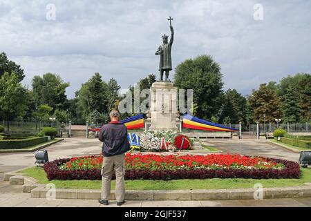 Stephen le Grand monument le jour de l'indépendance décoré de fleurs Banque D'Images