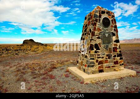 États-Unis, Utah, Pony Express Trail, Black Rock Station, Stone Monument Banque D'Images