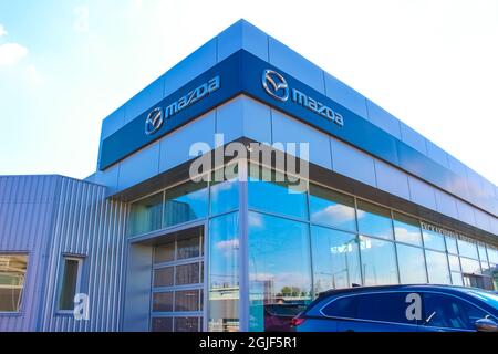 Kiev, Ukraine - 15 août 2020 : détail du logo Mazda sur le devant du magasin, Mazda est une société multinationale japonaise qui produit actuellement des automobiles Banque D'Images