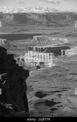 Les falaises surplombent Orange, Canyonlands National Park, Moab, Utah, USA Banque D'Images