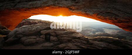 États-Unis, Parc national de Canyonlands, Mesa Arch au lever du soleil Banque D'Images