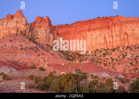 États-Unis, Utah, Grand Staircase Escalante National Monument, Dawn Light au-dessus des pics de grès des falaises de cercle et des sédiments d'argile moins mous et érodés. Banque D'Images