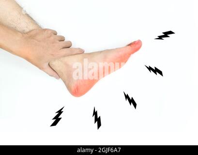 Sensation de picotement et de brûlure au pied du jeune homme asiatique avec diabète. Problèmes de neuropathie sensorielle. Problèmes de nerfs des pieds. Isolé sur blanc. Banque D'Images