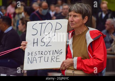 Londres, Royaume-Uni. 9 septembre 2021. Des militants se sont rassemblés à la gare d'Euston pour protester contre le système ferroviaire HS2 (High Speed 2), qui, outre la hausse des coûts, serait extrêmement préjudiciable à la faune et à l'environnement. Credit: Vuk Valcic / Alamy Live News Banque D'Images