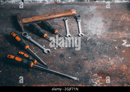 Tournevis, clés et marteau sur établi en bois.Vue de dessus des outils de travail avec espace pour le texte.Outils de construction sur table de travail en bois. Banque D'Images