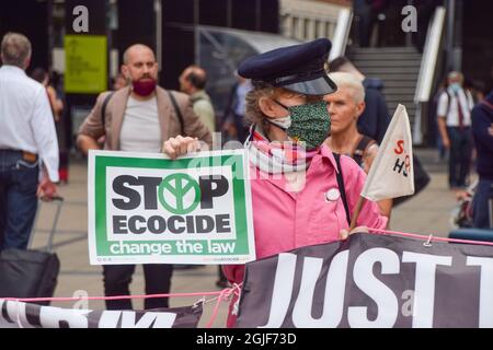 Londres, Royaume-Uni. 9 septembre 2021. Des militants se sont rassemblés à la gare d'Euston pour protester contre le système ferroviaire HS2 (High Speed 2), qui, outre la hausse des coûts, serait extrêmement préjudiciable à la faune et à l'environnement. Credit: Vuk Valcic / Alamy Live News Banque D'Images