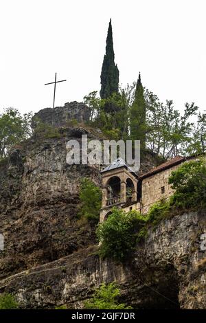 Vue sur le monastère orthodoxe géorgien de Mghvimevi dans la région d'Imereti, près de la ville de Chiatura Banque D'Images