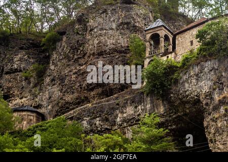 Vue sur le monastère orthodoxe géorgien de Mghvimevi dans la région d'Imereti, près de la ville de Chiatura Banque D'Images