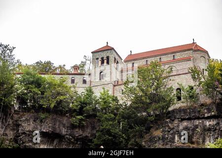 Vue sur le monastère orthodoxe géorgien de Mghvimevi dans la région d'Imereti, près de la ville de Chiatura Banque D'Images