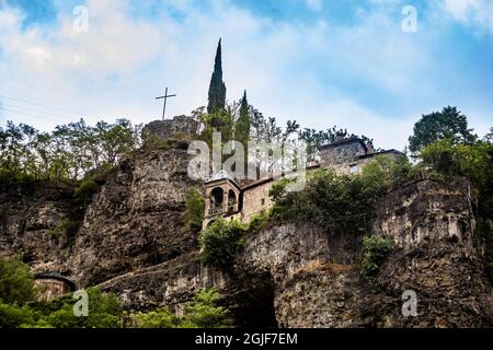 Vue sur le monastère orthodoxe géorgien de Mghvimevi dans la région d'Imereti, près de la ville de Chiatura Banque D'Images